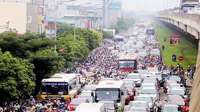 Tình trạng kẹt xe ở Hà Nội phần nhiều do mật độ dân số quá đông và phương tiện cá nhân đi kèm nhiều.