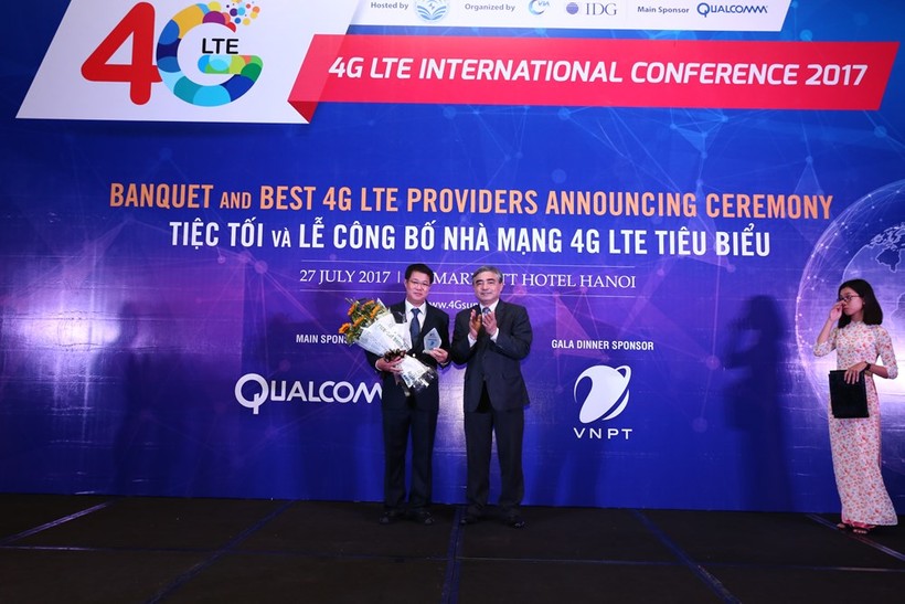 Lãnh đạo VinaPhone nhận danh hiệu "Nhà mạng 4G có chất lượng Chăm sóc khách hàng tiêu biểu" do thứ trưởng Bộ TT-TT Nguyễn Minh Hồng trao tặng.