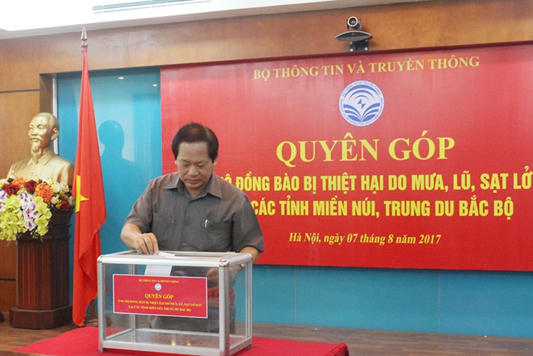 Bộ trưởng Bộ TT&TT Trương Minh Tuấn ủng hộ đồng bào bị nạn tại các tỉnh miền núi, trung du Bắc Bộ
