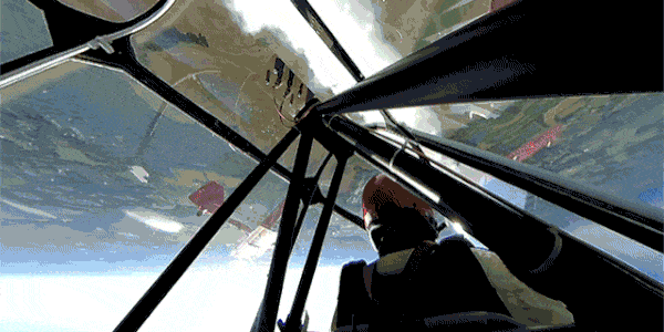 Sẽ ra sao nếu bạn có thể trải nghiệm cảm giác lộn nhào trong máy bay, thậm chí ngược lại hoàn toàn thông qua lăng kính của video 360 độ?