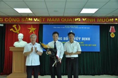 Ông Nguyễn Quốc Bình (đứng giữa) vừa được Bộ Giao thông Vận tải bổ nhiệm làm Phó Tổng giám đốc VEC. Ảnh Bộ Giao thông Vận tải


