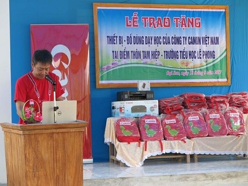 Ông Hiroshi Yokota – Tổng Giám đốc Canon Marketing Việt Nam, tại sự kiện trao tặng quà cho trường thôn Tam Hiệp