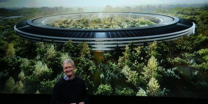 CEO Apple Tim Cook cùng trụ sở mới hoàn thiện - Ảnh: Business Insider
