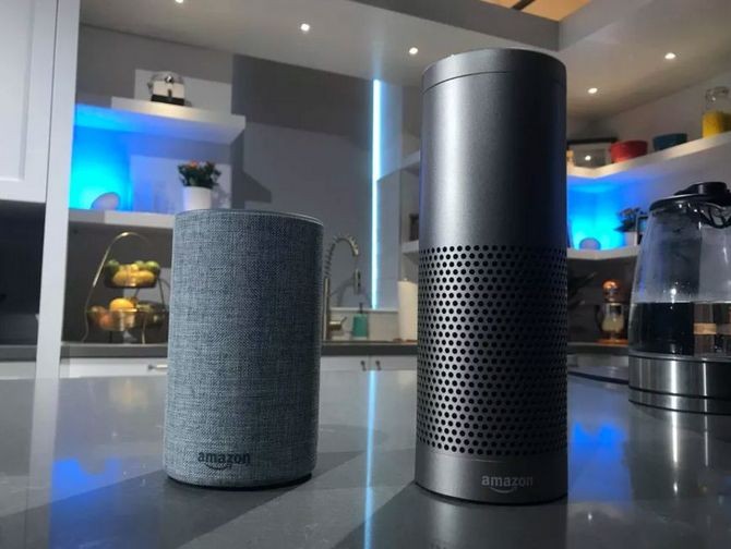 Amazon Echo thế hệ thứ 2 (bên trái) và thế hệ đầu tiên (bên phải)

