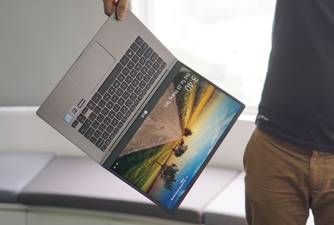 LG phát hành mẫu laptop 14 inch Gram với cân nặng chỉ bằng 2 cốc cafe. Ảnh: Thành Duy.
