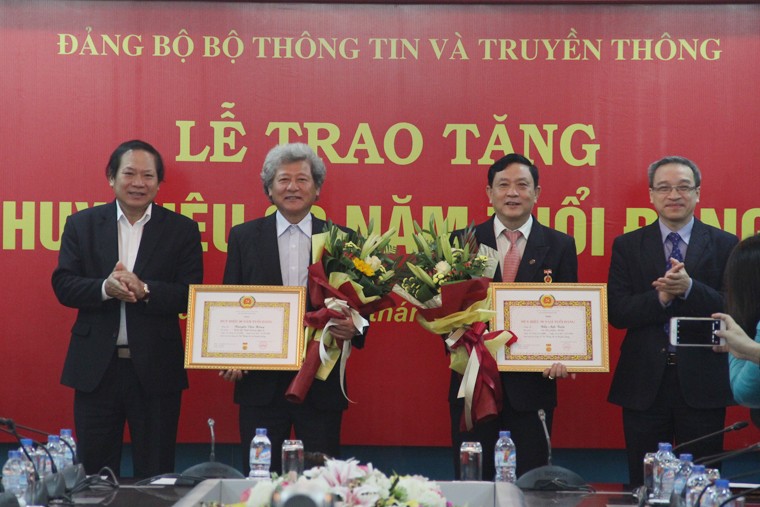Bộ trưởng Trương Minh Tuấn và Thứ trưởng Phan Tâm trao tặng huy hiệu 30 năm tuổi Đảng cho đồng chí Nguyễn Văn Hùng và đồng chí Trần Anh Tuấn đang sinh hoạt tại Đảng bộ Bộ TT&TT. Ảnh: Xuân Lộc