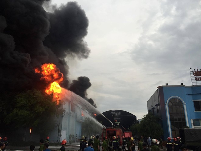 Video: Cháy lớn tại nhà máy sản xuất nệm Vạn Thành
