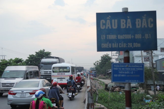 Cầu Bà Đắc, một trong những nút thắt cổ chai trên quốc lộ 1 đoạn qua Tiền Giang khiến kẹt xe thường xuyên