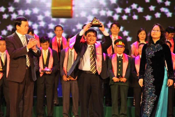 Ông Phan Đình Phong - Tổng Giám đốc Vinaconex-PVC đại diện cho  PVV nhận giải Sao Vàng Đất Việt 2011