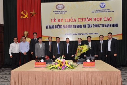 Thứ trưởng Nguyễn Thành Hưng và Phó Thống đốc Nguyễn Kim anh cùng đại diện các đơn vị dự Lễ ký kết Thỏa thuận hợp tác