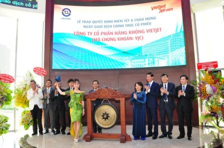 CEO Nguyễn Phương Thảo đánh cồng ngày chào sàn - Ảnh: HSX
