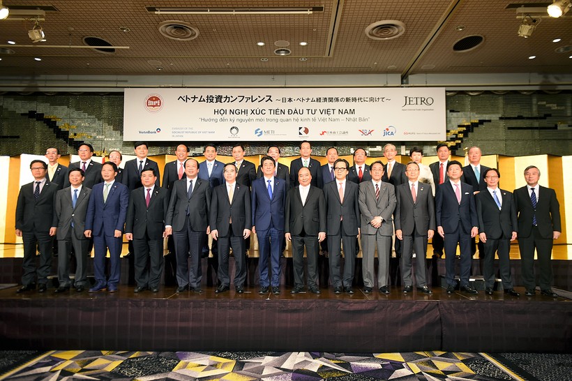 Thủ tướng Nguyễn Xuân Phúc, Thủ tướng Nhật Bản Shinzo Abe và các đại biểu dự Hội nghị xúc tiến đầu tư Việt Nam tại Tokyo. Ảnh: VGP/Quang Hiếu