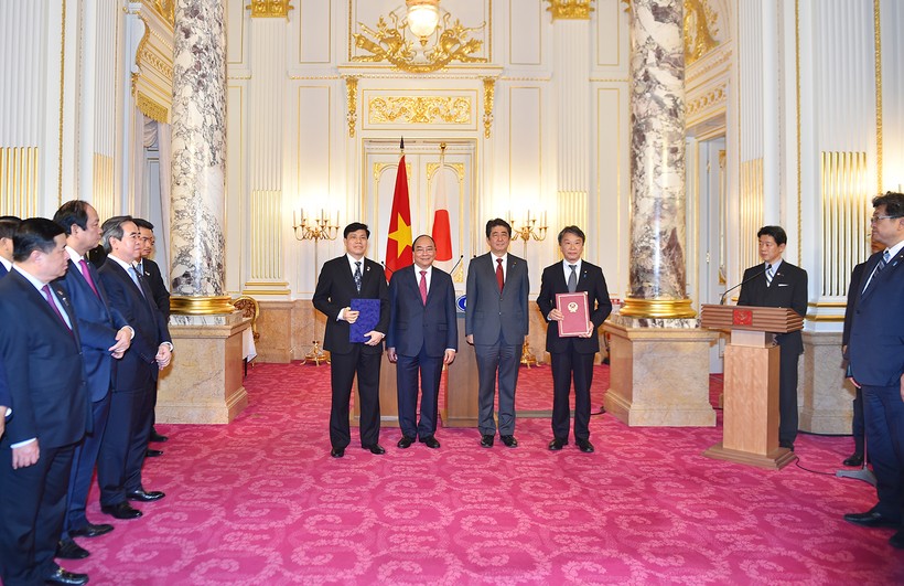 Thủ tướng Nguyễn Xuân Phúc và  Thủ tướng Nhật Bản Shinzo Abe đã chứng kiến lễ trao các văn kiện hợp tác hai nước. Ảnh: VGP/Quang Hiếu