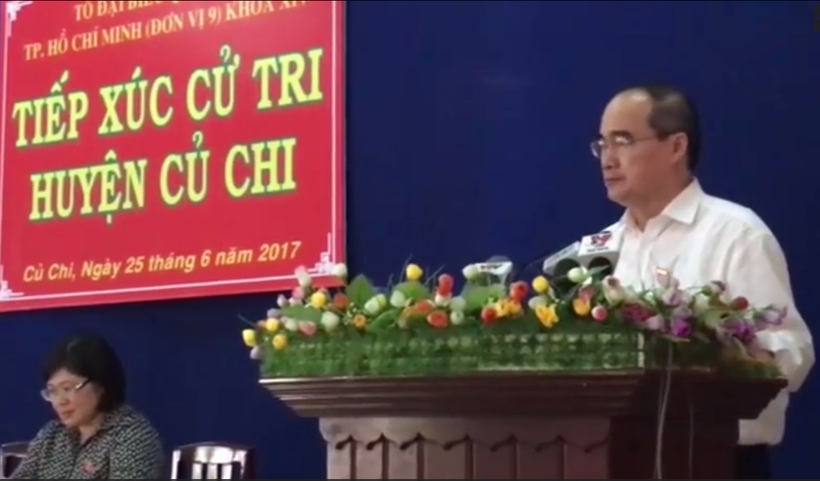Bí thư Thành ủy TP. HCM Nguyễn Thiện Nhân trả lời cử tri về vấn đề sân gofl trong sân bay 