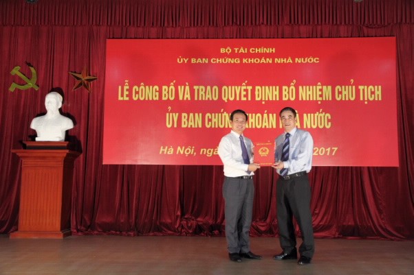 Thứ trưởng Bộ Tài chính Trần Xuân Hà trao Quyết định bổ nhiệm cho Chủ tịch UBCKNN Trần Văn Dũng - Ảnh: UBCKNN