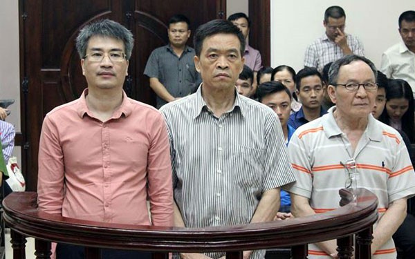 Giang Kim Đạt (bìa trái) cùng các bị cáo nghe tòa tuyên án - Ảnh: Tuổi Trẻ