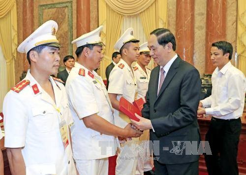 Chủ tịch nước Trần Đại Quang tặng quà cho các điển hình tiên tiến trong lực lượng Cảnh sát nhân dân ngày 11/7/2017. Ảnh: Nhan Sáng/TTXVN
