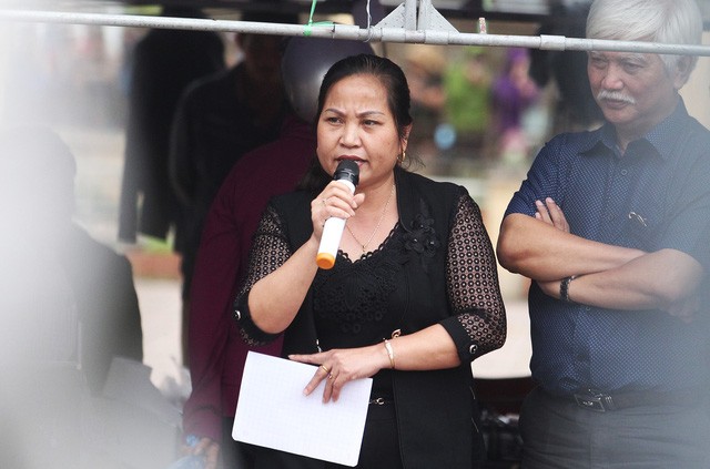 Bà Nguyễn Thị Lan, bí thư Đảng ủy xã Đồng Tâm, tại buổi chủ tịch UBND thành phố Hà Nội đối thoại với người dân - Ảnh: NGUYỄN KHÁNH