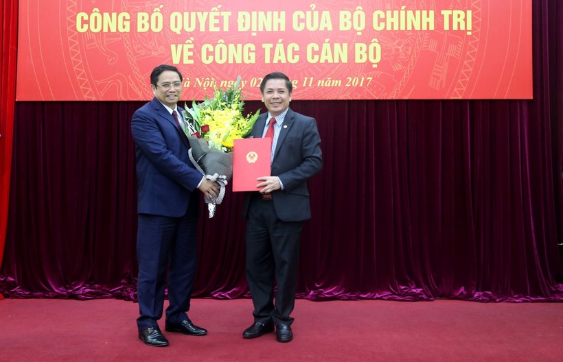 Ông Phạm Minh Chính trao Quyết định bổ nhiệm
ông Nguyễn Văn Thể giữ chức Bộ trưởng Bộ GTVT - Ảnh: Bộ GTVT