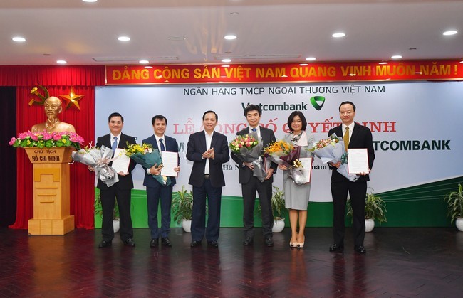 Lãnh đạo NHNN chúc mừng 5 nhân sự cấp cao của Vietcombank vừa được bổ nhiệm -Ảnh: VCB