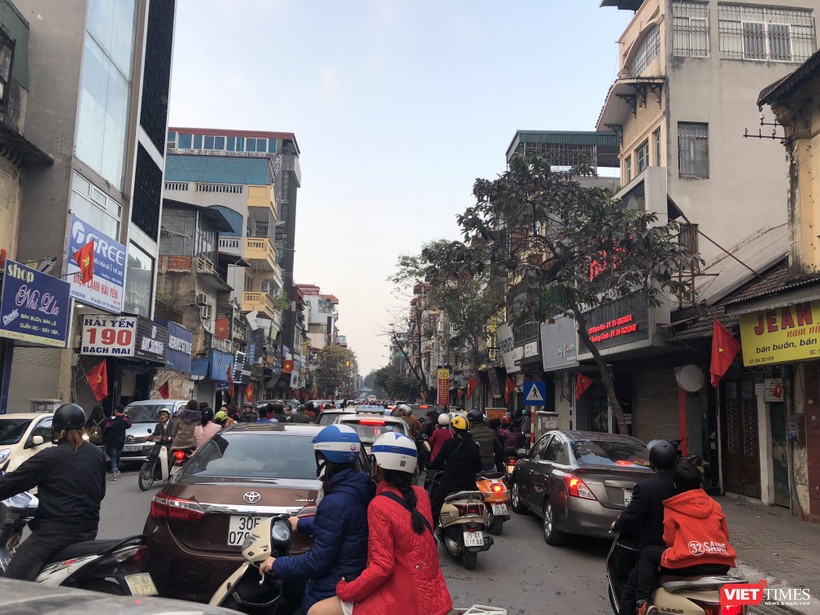 Hà Nội tắc đường ngay trong ngày mùng 1 Tết - Ảnh ghi nhận trên tuyến phố Bạch Mai