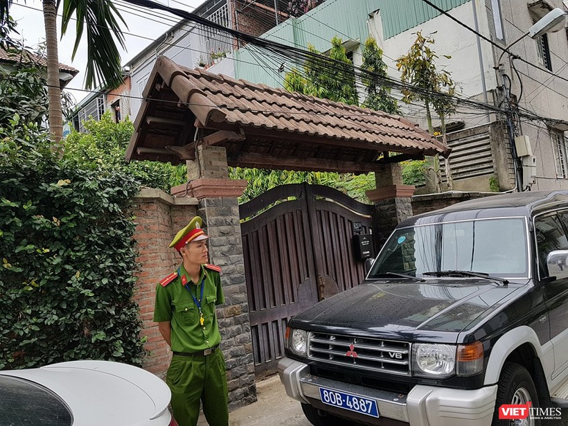 Công an mặc sắc phục, đi xe biển xanh đã có mặt trước nhà ông Trần Văn Minh sáng 18/4