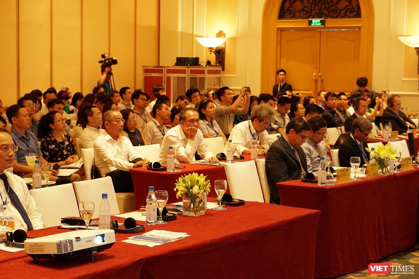Bên cạnh hội thảo, hoạt động triển lãm tại sự kiện eBanking Vietnam còn giới thiệu các thành tựu công nghệ phục vụ việc xây dựng ngân hàng số, đặc biệt là các công nghệ thanh toán không dùng tiền mặt. Các công ty, tập đoàn tiêu biểu tham gia triển lãm năm