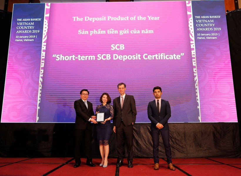Bà Trần Thị Minh Thảo – Giám đốc Khối Ngân hàng Bán lẻ đại diện SCB nhận giải thưởng từ Ban tổ chức