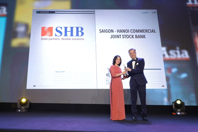 Bà Hà Thị Lam, Giám đốc Ban Nghiên cứu và Phát triển SHB nhận giải.