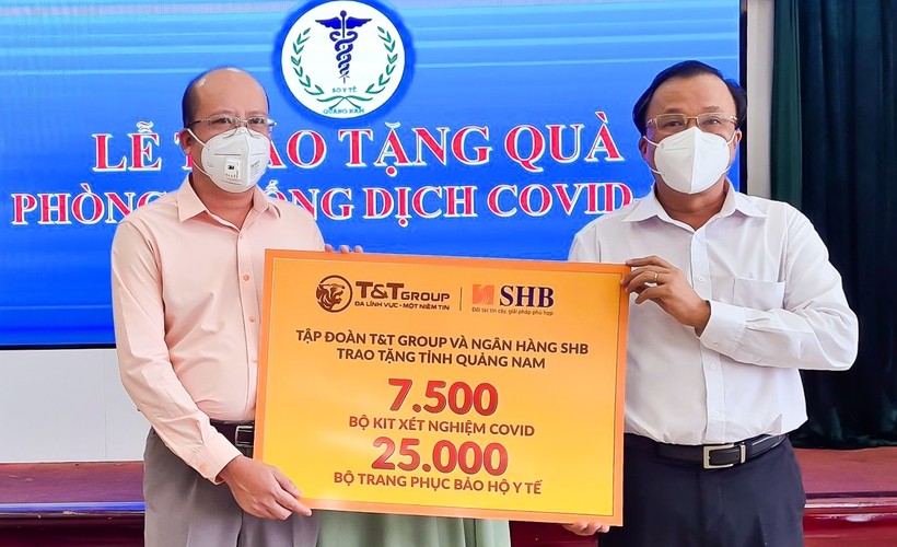 Đại diện Tập đoàn T&T Group và Ngân hàng SHB trao tặng các thiết bị y tế/ sinh phẩm cho Ts. Bs. Mai Văn Mười, Phó Giám đốc Sở Y tế tỉnh Quảng Nam