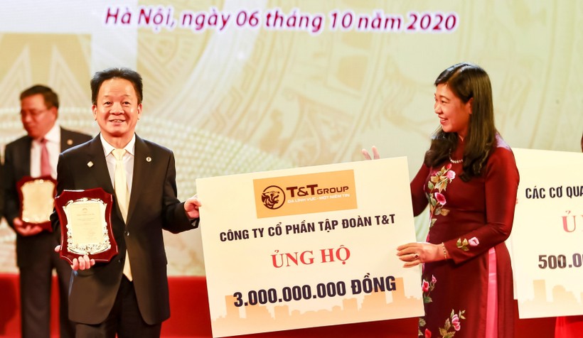 Chủ tịch HĐQT kiêm TGĐ Tập đoàn T&T Group - Ông Đỗ Quang Hiển trao ủng hộ Quỹ Vì người nghèo của thành phố Hà Nội