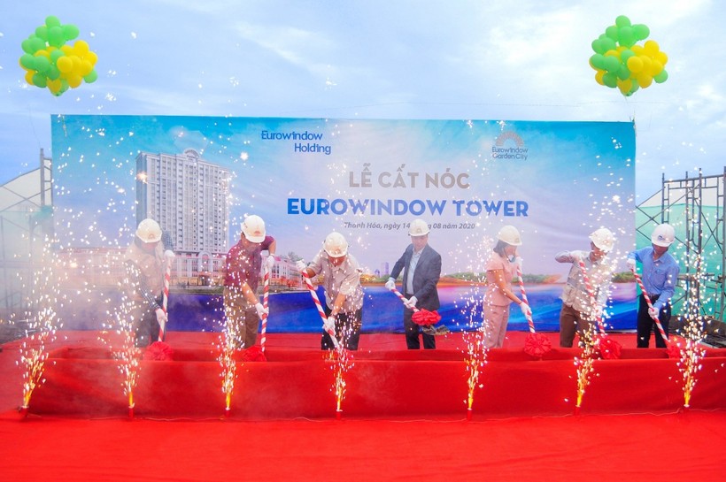 Eurowindow Tower đã chính thức cất nóc vào ngày 14/08/2020