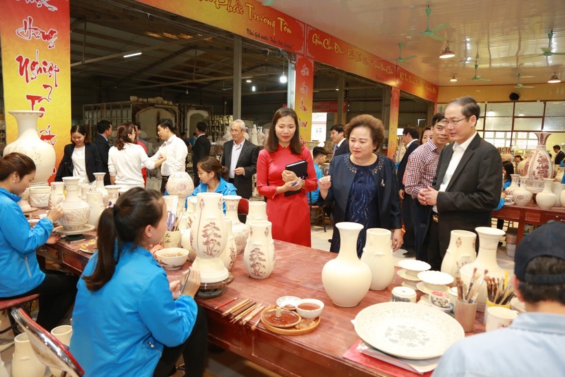 Với tâm huyết của mình, Madame Nguyễn Thị Nga - Chủ tịch Tập đoàn BRG định hướng phát triển Gốm Chu Đậu trở thành một trong những biểu tượng Quốc gia