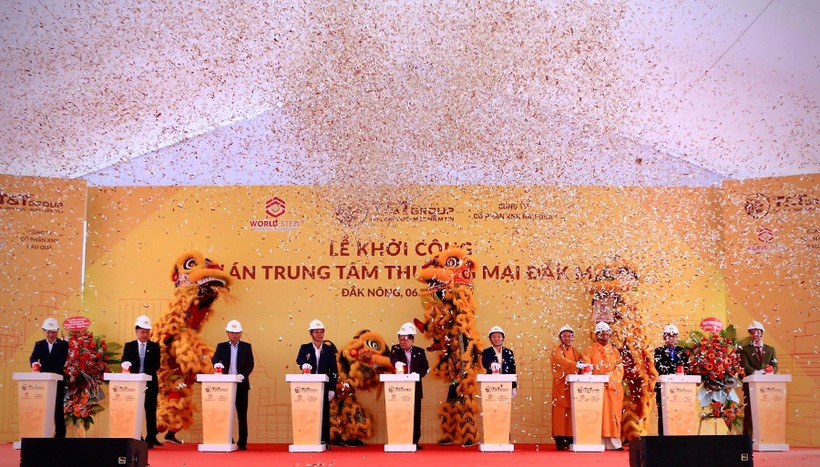 Ông Đỗ Quang Hiển, Chủ tịch HĐQT kiêm TGĐ Tập đoàn T&T Group và các đại biểu bấm nút khởi công dự án.