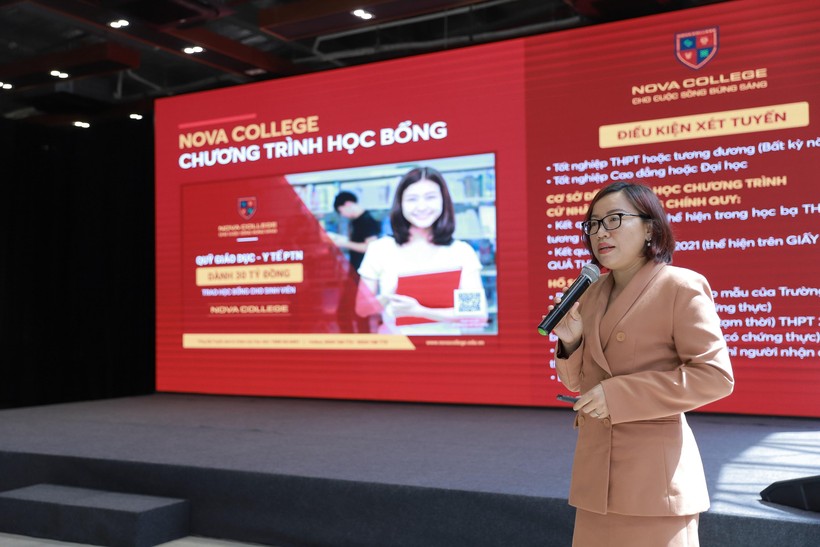 Thạc sĩ Nguyễn Thị Ngọc Quyên – Hiệu trưởng Trường Cao đẳng Nova giới thiệu về chương trình đào tạo và chương trình học bổng năm học 2021- 2022.