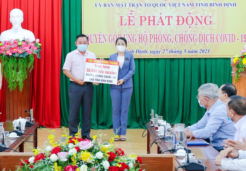Ông Nguyễn Hữu Sang – Đại diện Tập đoàn Hưng Thịnh trao tặng 50.000 liều vắc-xin phòng, chống Covid-19 cho tỉnh Bình Định
