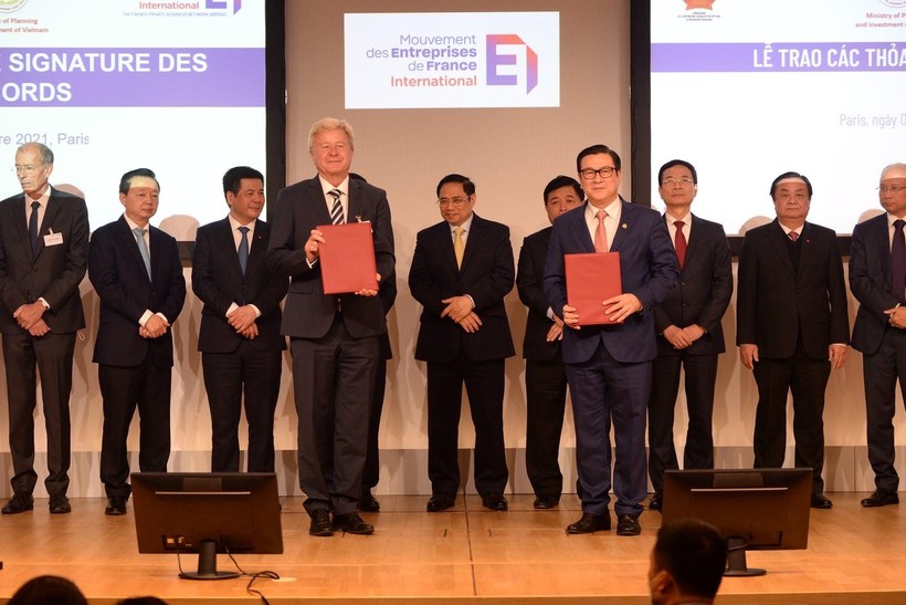 Ông Trần Hoài Nam – Phó TGĐ HDBank và Ông Andreas Zeisler – Giám đốc Đầu tư Định chế Tài Chính Toàn cầu DEG (Đức) ký thỏa thuận 300 triệu USD tăng cường phát triển bền vững.