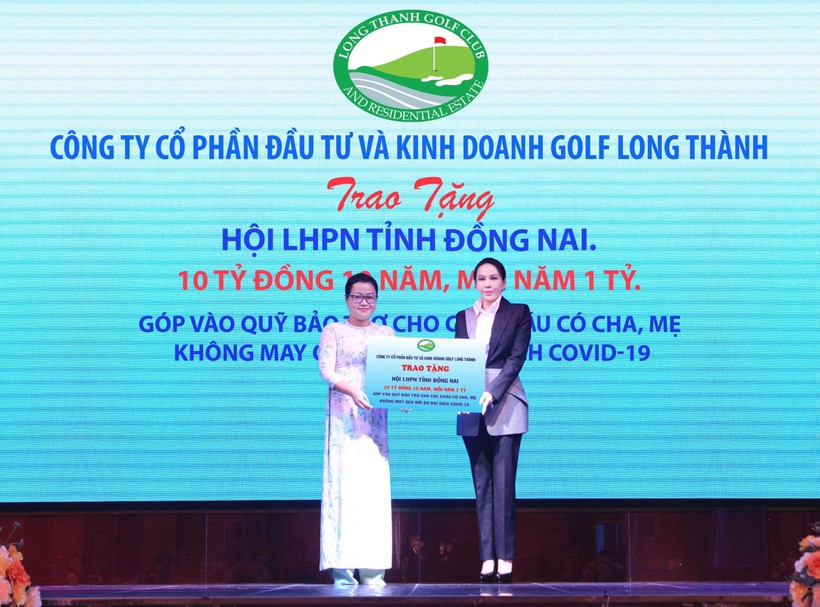 Hội Liên hiệp Phụ nữ tỉnh Đồng Nai tiếp nhận tài trợ của Công ty CP Đầu tư & Kinh doanh Golf Long Thành tại sự kiện.