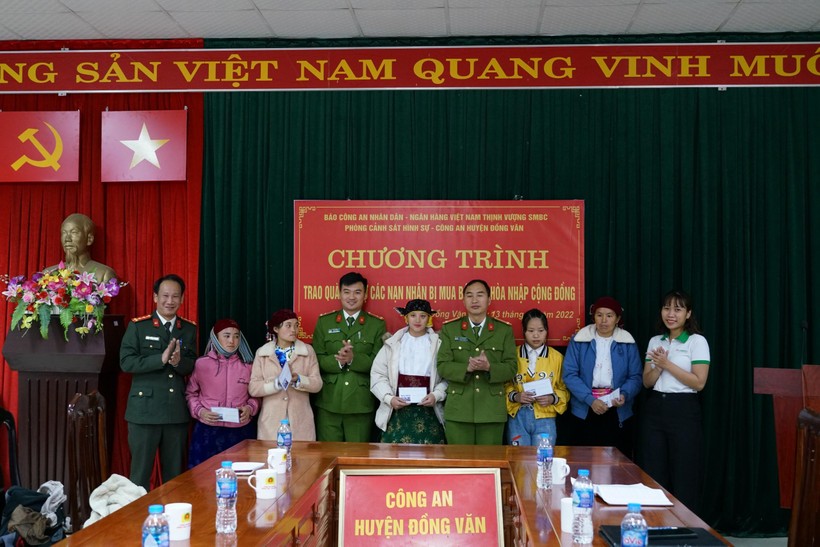 Tại Hà Giang, đại diện FE CREDIT cùng Báo CAND đã đến động viên, chia sẻ với gia đình, nạn nhân bị mua bán người