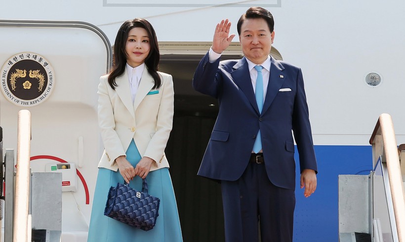 Tổng thống Yoon Suk-yeol (phải) và phu nhân lên máy bay rời Hàn Quốc. Ảnh: AFP