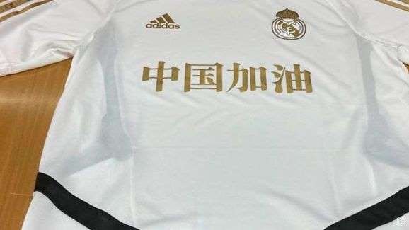 Các cầu thủ của Real Madrid sử dụng chiếc áo đặc biệt có in dòng khẩu hiệu người dân Trung Quốc chống lại virus Corona. Ảnh RM.