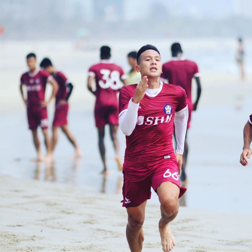 Đình Hoàng và các cầu thủ SHB Đà Nẵng đều trang thủ tập thể lực trên bãi biển. Ảnh FBNV.