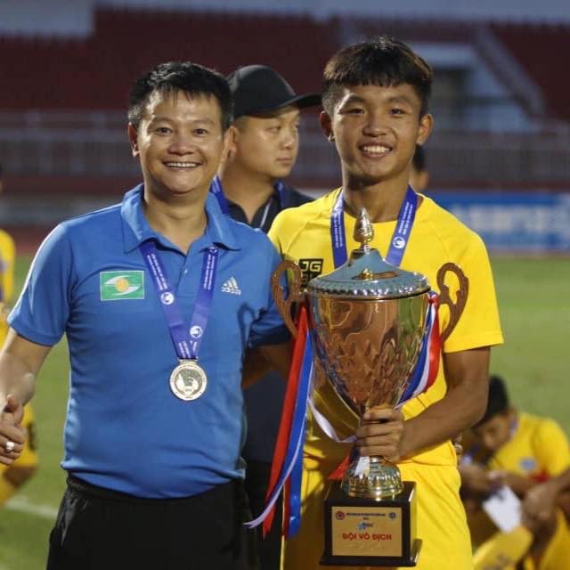 Vô địch U15 quốc gia 2018 là quả ngọt đầu mùa của ông thầy Văn Quyến. Ảnh FBNV