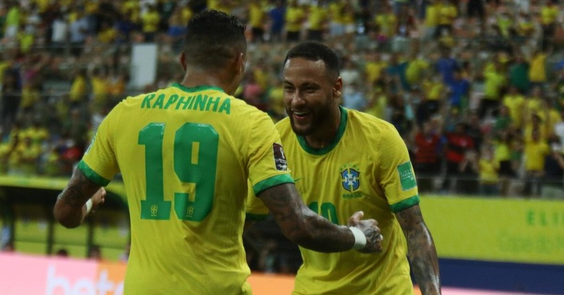 Raphinha và Neymar tỏa sáng trong chiến thắng 4-1 trước Uruguay. Ảnh AP.