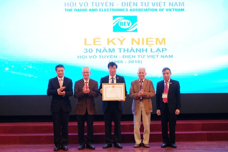 Thứ trưởng Phạm Hồng Hải trao Bằng khen của Bộ trưởng Bộ TT&TT cho Hội Vô tuyến - Điện tử Việt Nam
