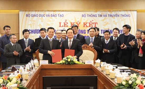 Bộ trưởng Bộ TT&TT Nguyễn Mạnh Hùng và Bộ trưởng Bộ GD-ĐT Phùng Xuân Nhạ ký kết nội dung hợp tác giữa hai Bộ