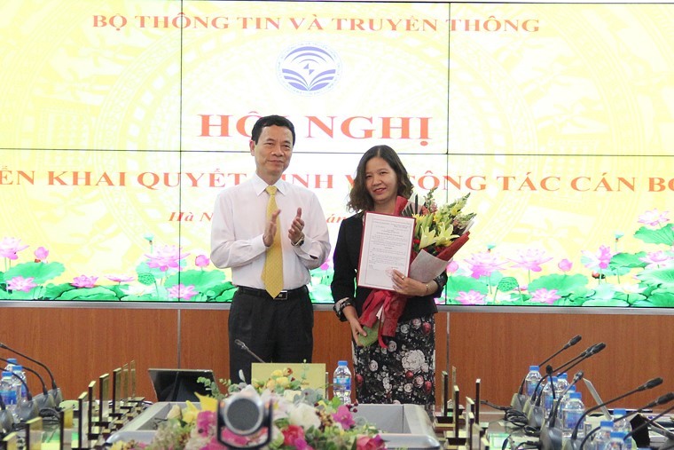 Bộ trưởng Nguyễn Mạnh Hùng trao quyết định bổ nhiệm  bà Trần Thị Nhị Thủy