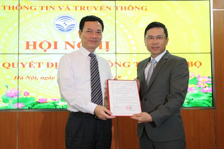 Bộ trưởng Nguyễn Mạnh Hùng trao Quyết định bổ nhiệm ông Phạm Anh Tuấn