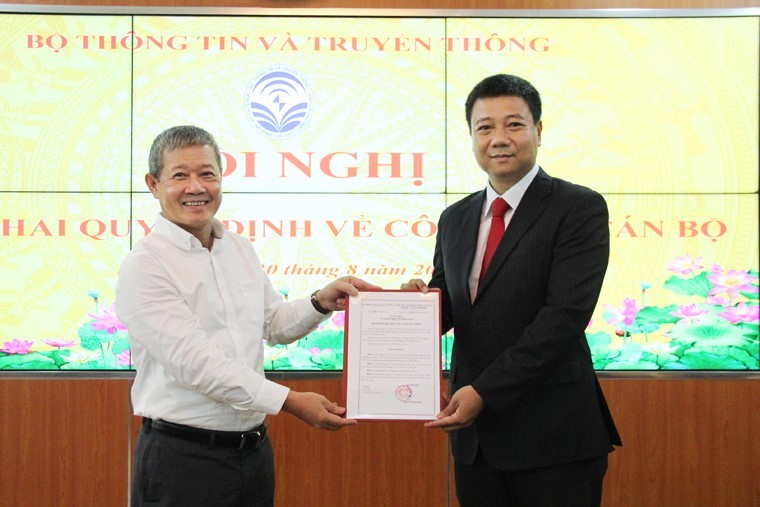 Thứ trưởng Nguyễn Thành Hưng trao Quyết định bổ nhiệm cho ông Đỗ Công Anh 