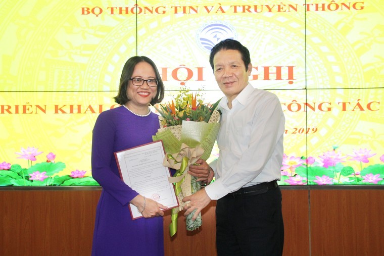 Thứ trưởng Bộ TT&TT Hoàng Vĩnh Bảo trao quyết định bổ nhiệm cho bà Mai Hương Giang